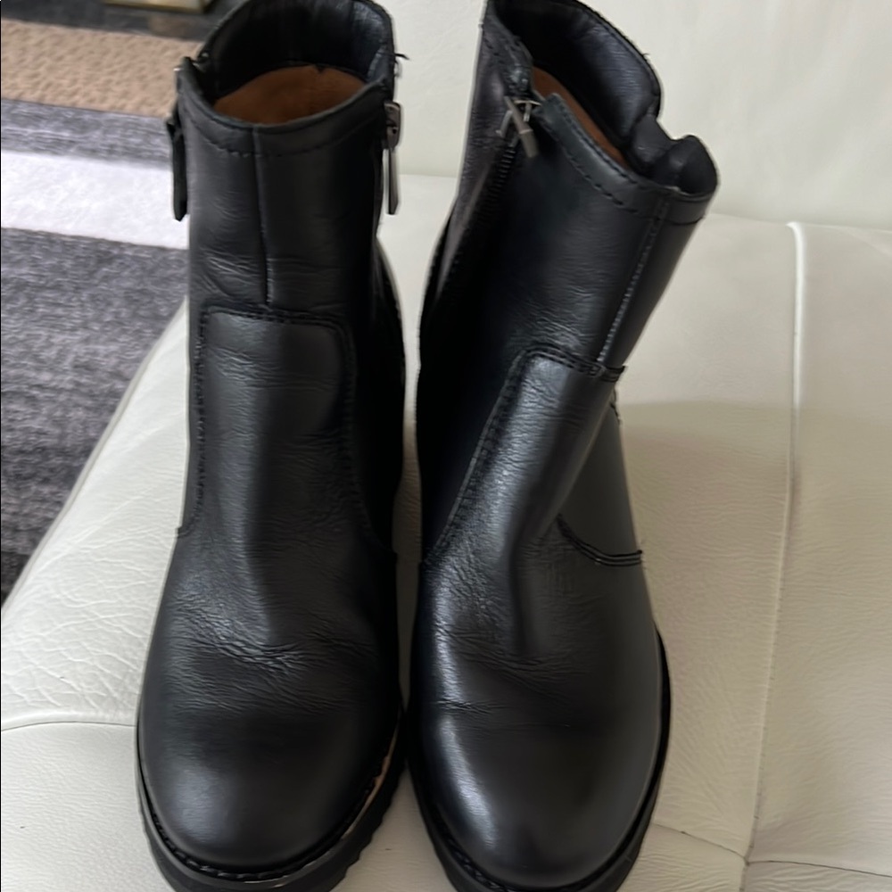Earth Black Leather Ankle Boots